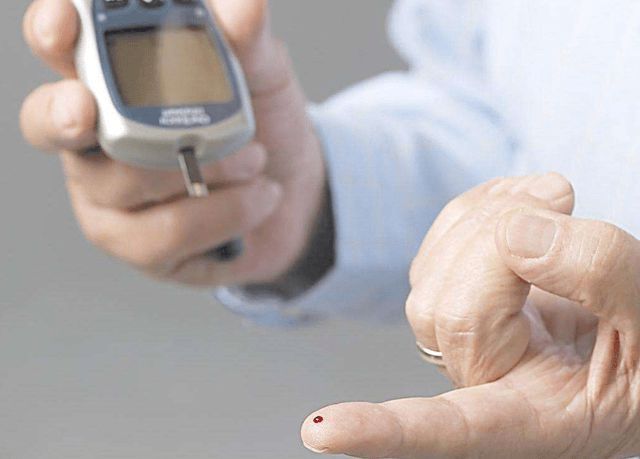 中医|81岁退休中医：血糖高莫慌张，2种维生素早晚吃，血糖或能稳稳降