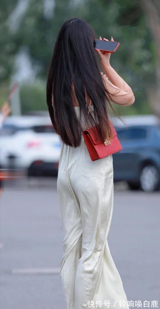 街拍 美女一身白色吊带连衣裙优雅大气,配上凉拖,仙女范十足!