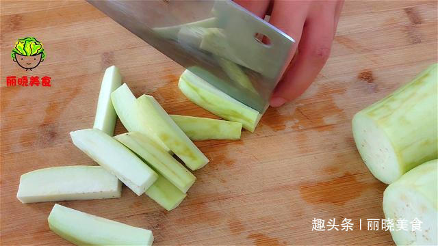 现在才知道,炒茄子不能先放油,大厨教你一招,出锅不发黑不吸油