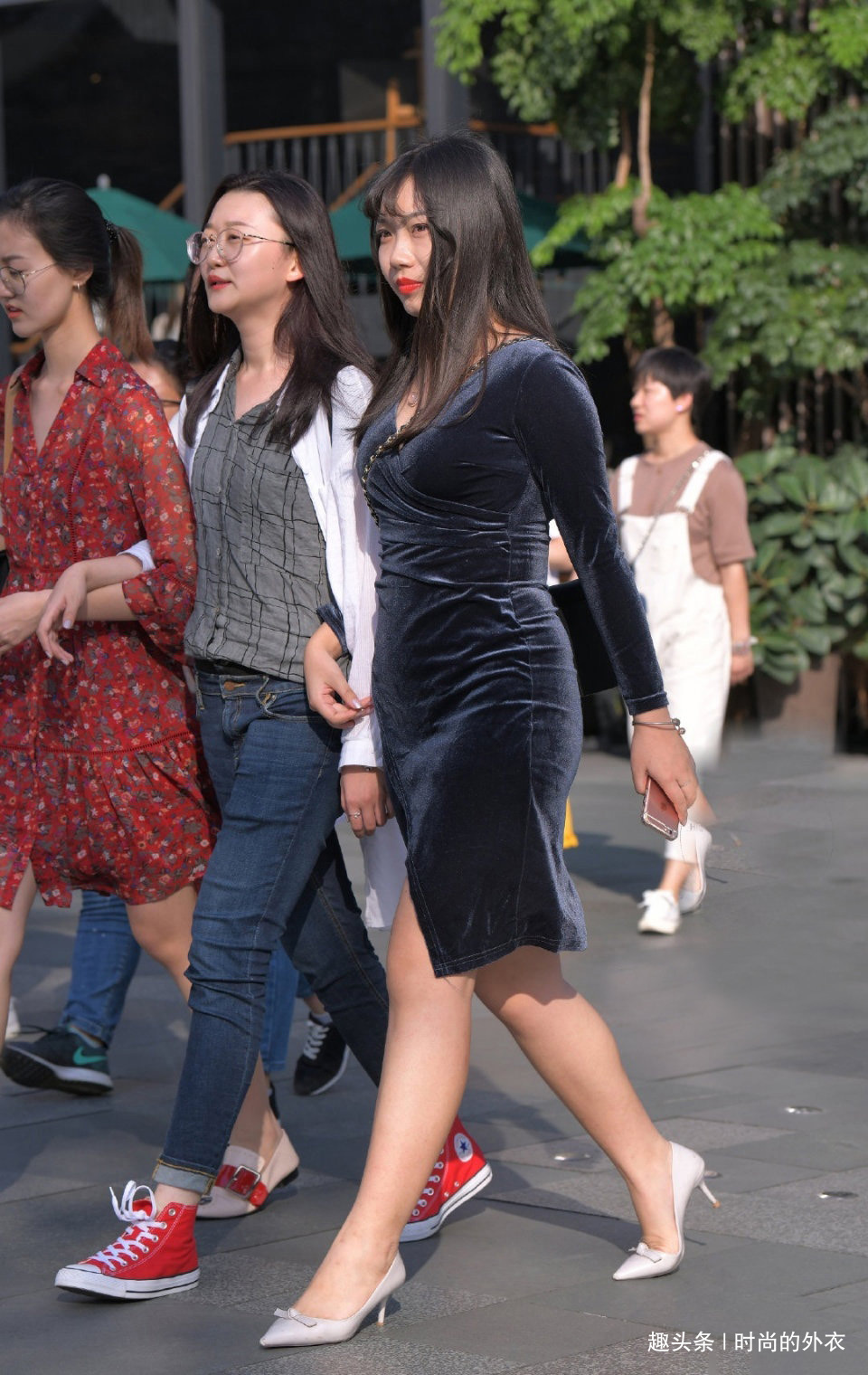 藏蓝色 丝绒短裙清爽又高级,选择修身的款式,造型想不优雅出众都难