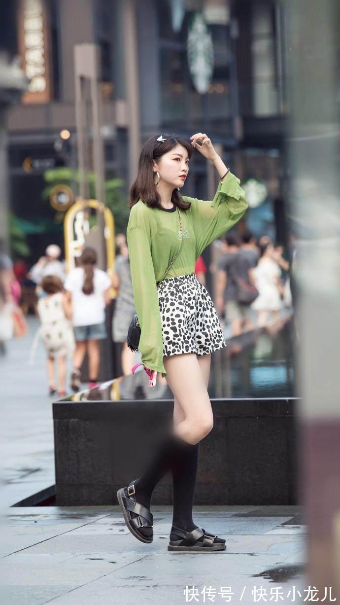 脸蛋 小姐姐身材苗条,脸蛋精致,搭配也很用心