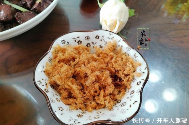 晒两口子的极简午餐,两菜一汤两小菜,网友很精致,比吃外卖强