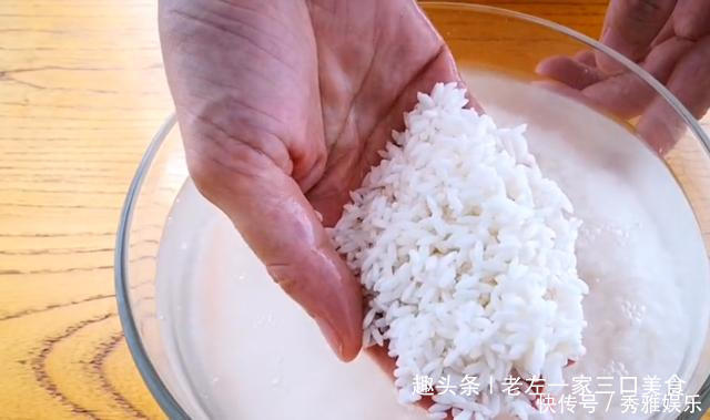 筷子|大米新吃法，放两个鸡蛋，筷子搅一搅，不用一滴水，好吃又解馋