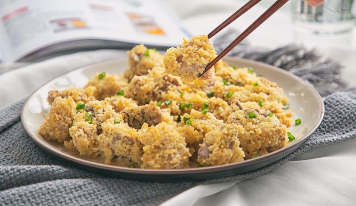 小米和排骨一起做，原来这么好吃，简单一蒸，软糯鲜香出锅抢着吃