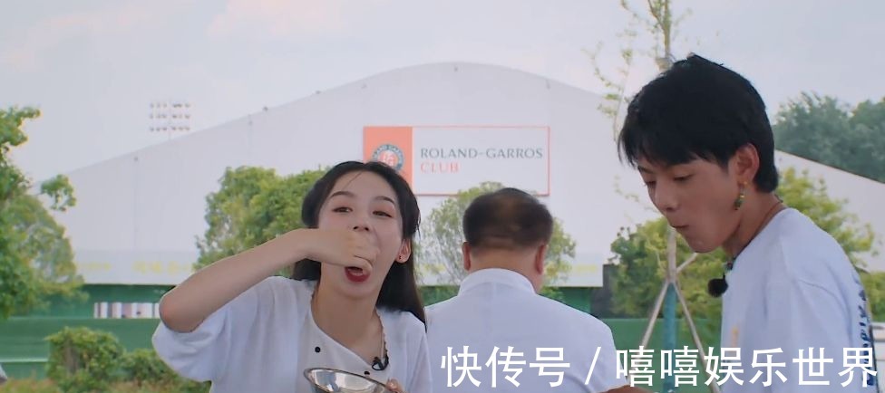 真性情|黄晓明起立敬酒,宁静却坐着,别让真性情成为没礼貌的“保护罩”