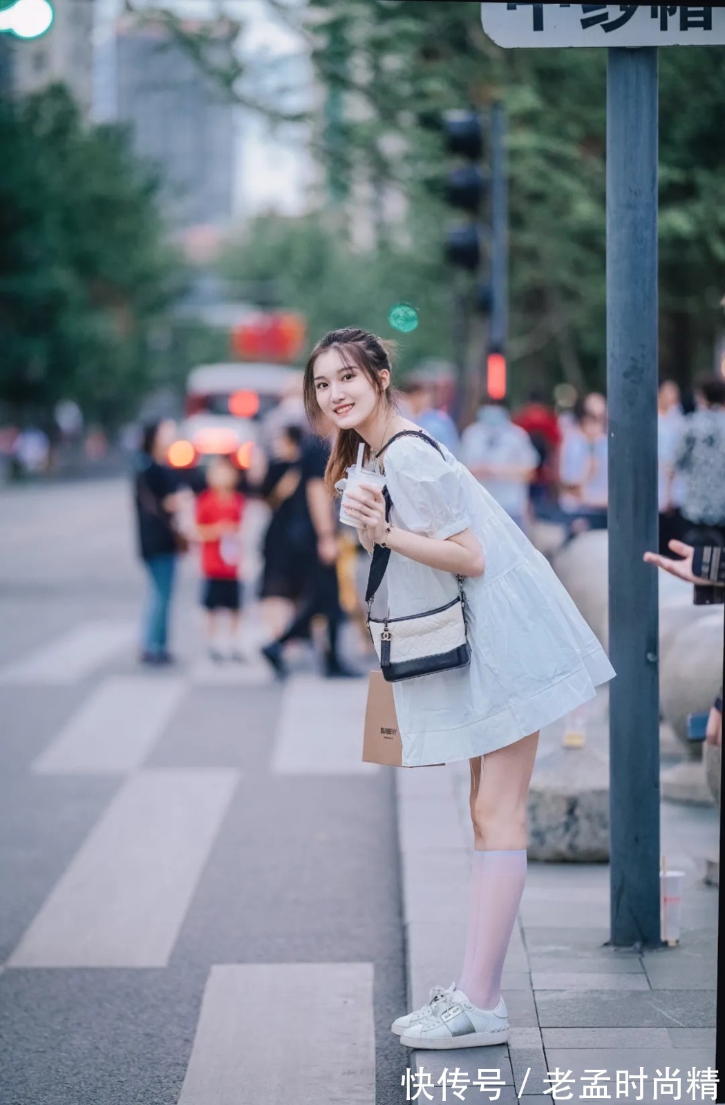 俏皮|清新又俏皮的连衣裙女生，尽显活力与朝气，轻盈灵动气质满满