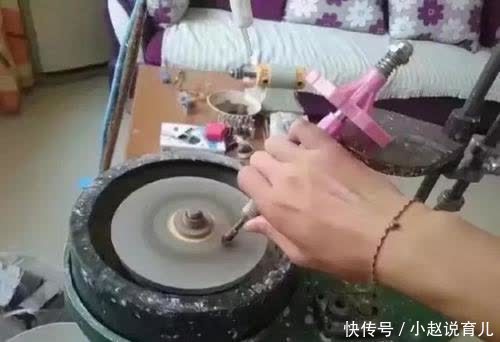 用酒瓶做的祖母绿钻石!你别说,如果不是这个酒瓶,还真的很像宝石!