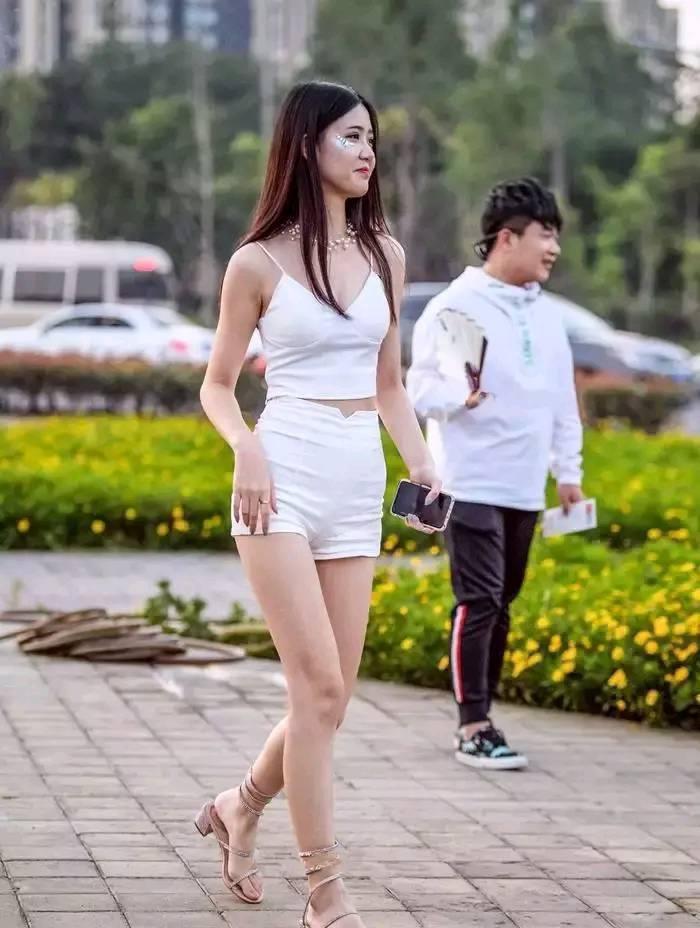 带子 吊带背心搭配牛仔短裤,清爽舒适,大长腿展露无遗!