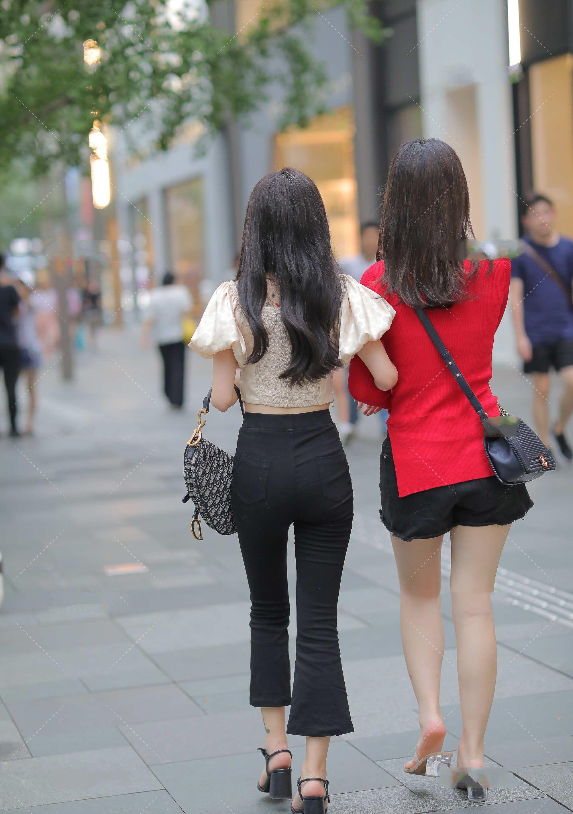 洋气|香槟色泡泡袖上衣,洋气高级,搭配黑色喇叭裤,更显时尚感