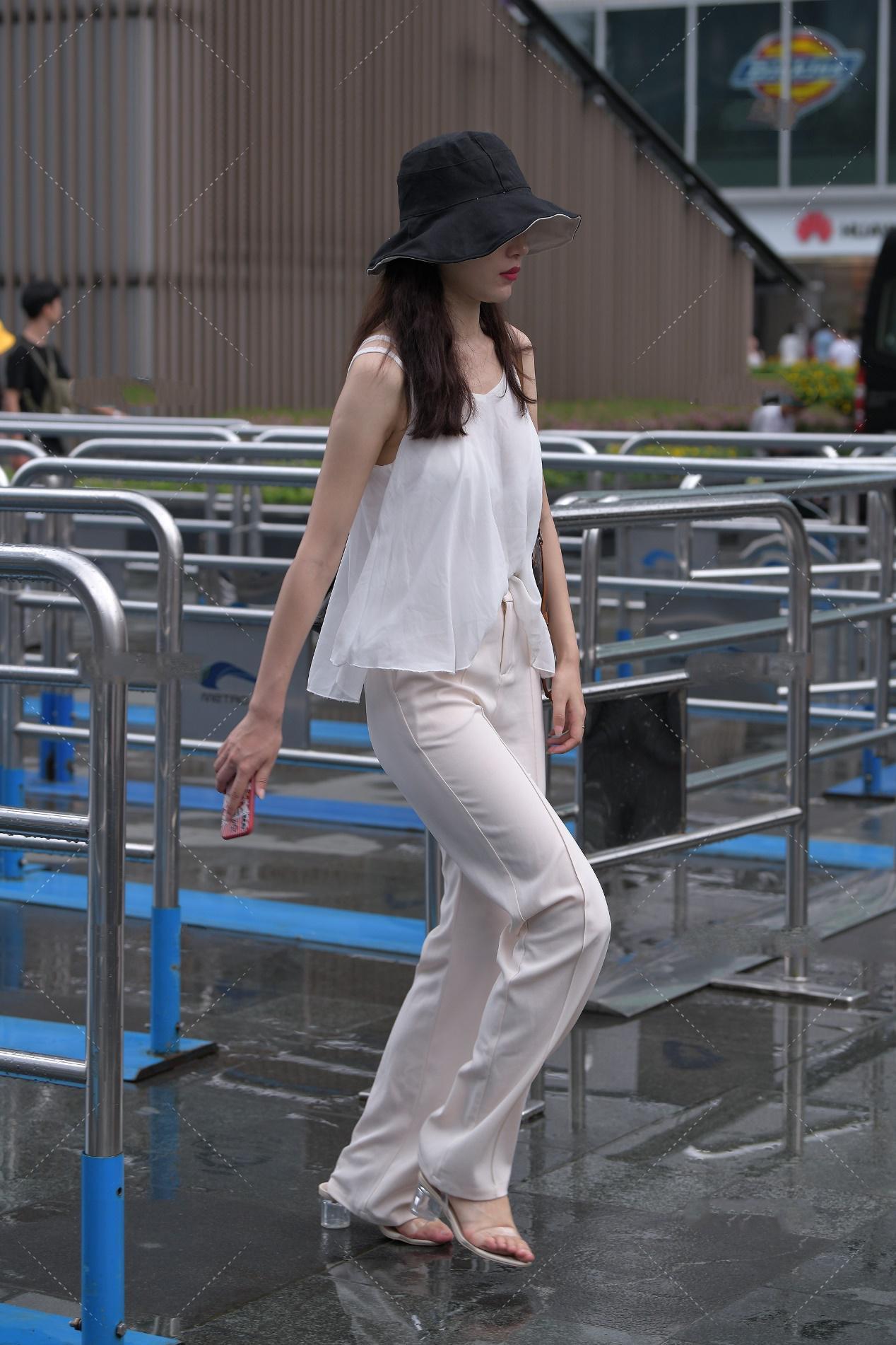 宽松|白色宽松无袖雪纺上衣, 搭配奶油色西装高腰阔腿裤, 清纯气质佳