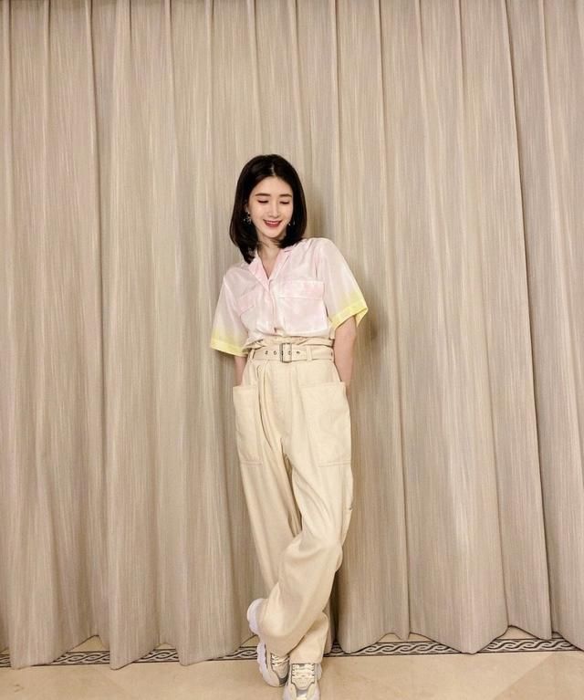 小江|来了来了她来了,曹皇后也来直播间了,气质小江总女神范十足