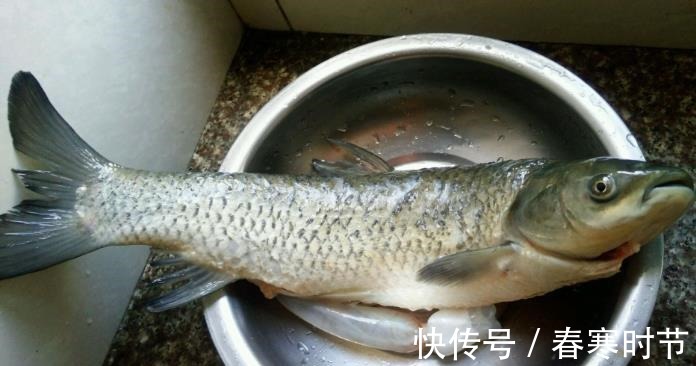 给鱼去腥,不要用料酒,教您一个好方法,炖鱼无腥味,鲜香十足