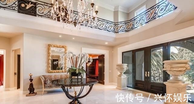 参观董卿在美国的豪宅,全屋卫生间都有十个,户外环境像园林景观