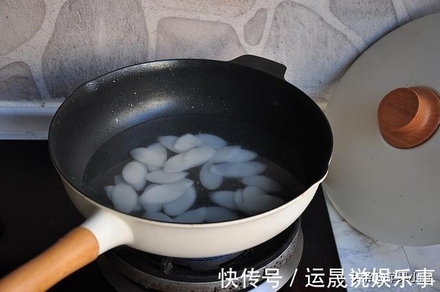 糯米|年糕加虾,简单易做,亦菜亦饭,糯米控喜欢,味道鲜香还易饱肚