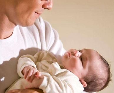 孩子独立不是不需要拥抱,缺乏拥抱,对孩子伤害极大,父母切记