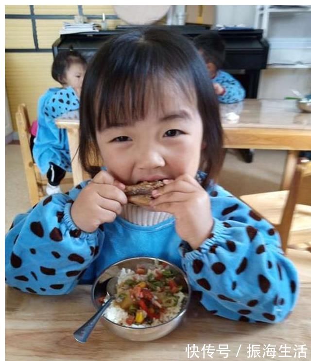 一日三餐|“宝宝乖,再吃一口”,家长自以为是爱,对孩子来讲却是一种伤害