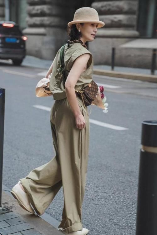 T恤 50岁以后穿T恤会很土,今年流行三木妈妈的穿搭,优雅减龄又时髦