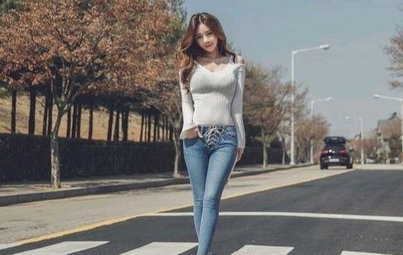 街拍,穿性感的牛仔裤,亭亭玉立的迷人身材,怎么能不心动!