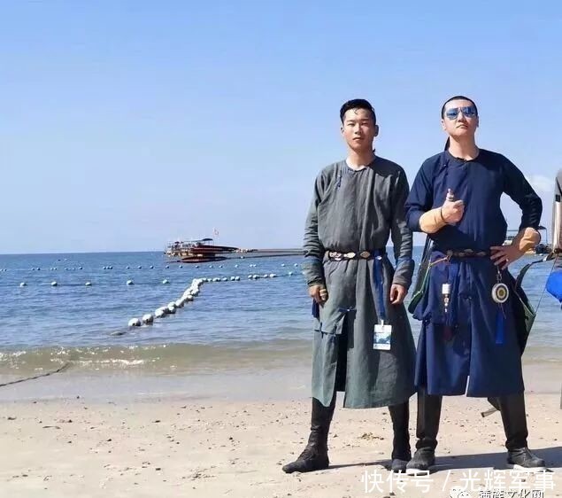 满洲的铠甲为何外边看不到甲片?