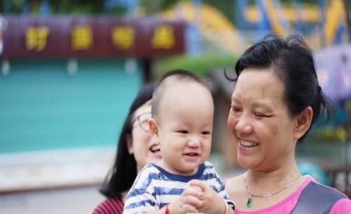 姥姥|奶奶带娃和姥姥带娃区别是啥？层层细剥显端倪，真不一样，很讽刺