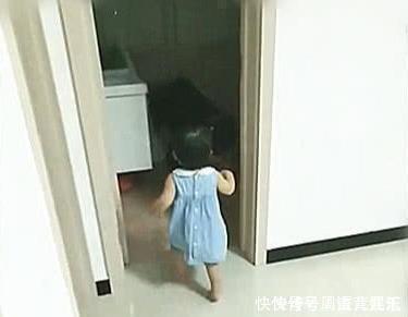 马桶|爸爸半夜醉酒睡在“马桶”上,宝妈生气不管,1岁女儿行为暖化了