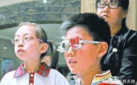 独自|妈妈在旁边睡觉,“萌娃”独自看电视,最后的小表情“亮”了