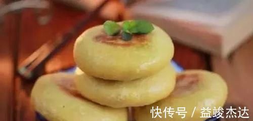 1碗玉米面，2个鸡蛋，不用揉面不用蒸，出锅后蓬松喧软吃不够