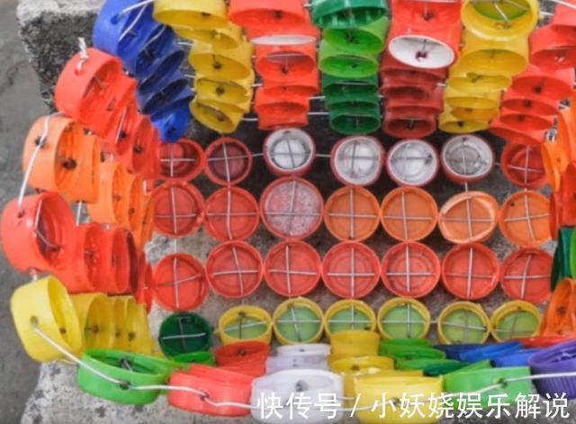 院子刚打完水泥,把攒了2麻袋的瓶盖一个一个嵌入地面,漂亮防滑