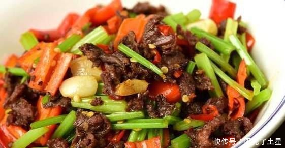  腌牛肉，别再用盐和淀粉了，大厨教你腌制技巧，炒出来嫩滑又入味