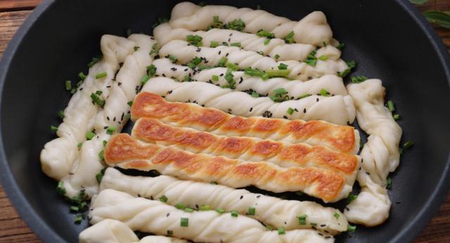 好吃的水煎花卷,拧一拧转一转煎一煎,5分钟出锅