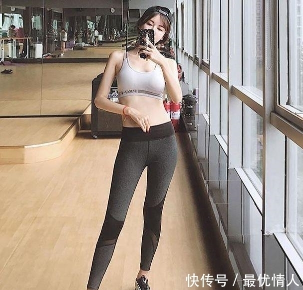 身材超棒的打底裤美女,塑造曼妙腿部轮廓,让人一眼难忘