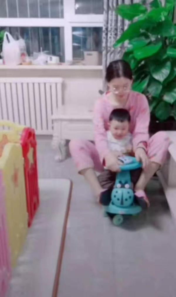 外甥女|让漂亮的小姨带娃是啥体验?原谅我不厚道的笑了,心疼宝宝