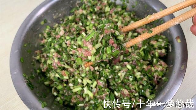包韭菜饺子，直接拌馅是大错，多加1步，韭菜馅更翠绿，不出水