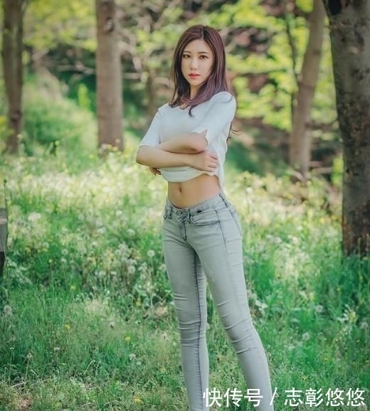 紧身牛仔裤美女:拥有一条紧身牛仔裤,展现女性满满的活力