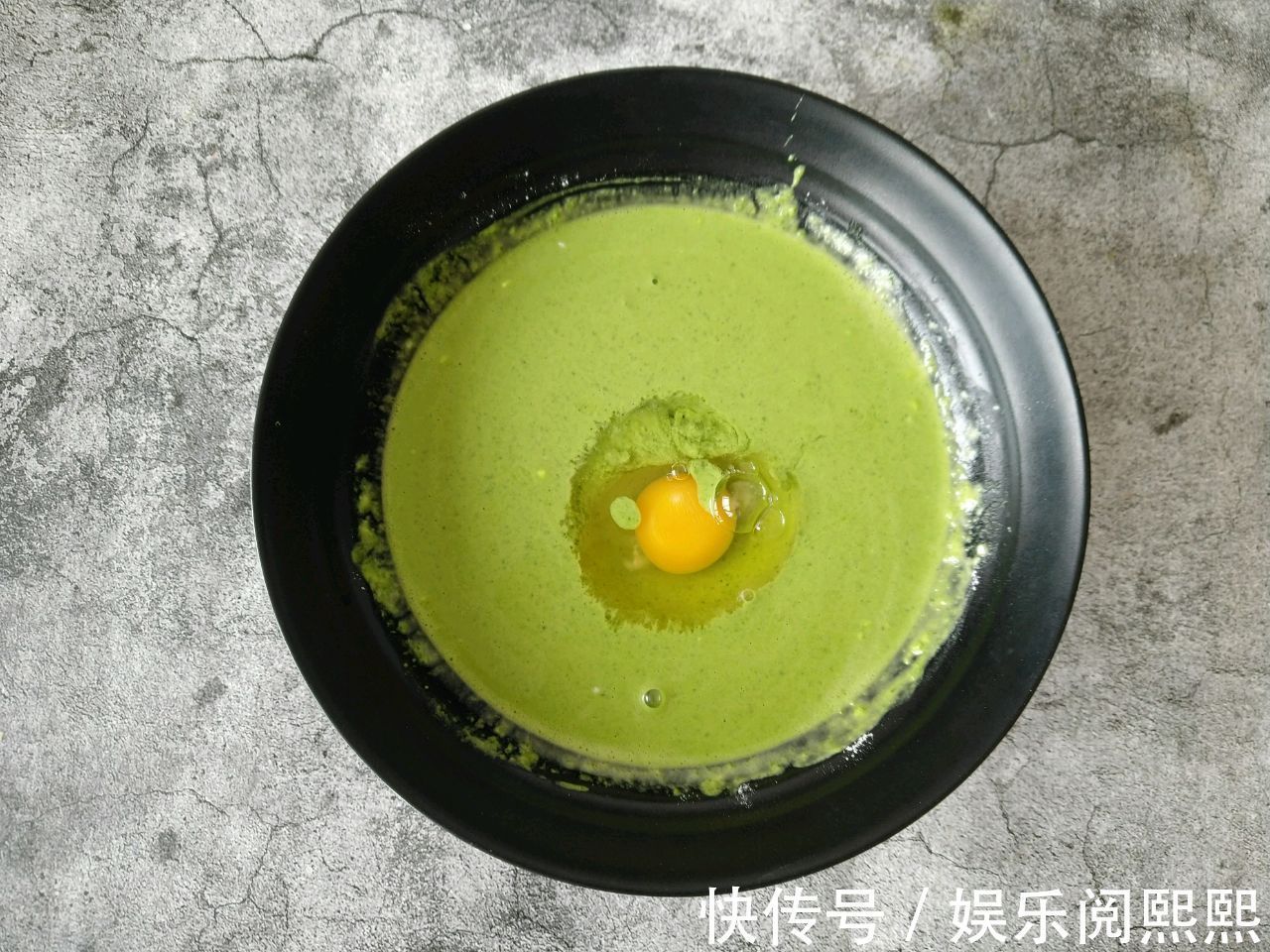 菠菜汁|菠菜和鸡蛋摊成饼,5分钟就做好,营养美味,孩子很喜欢吃