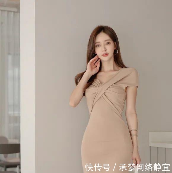 纯彩|美女鉴赏:炎夏卡其色乳酪纯彩鱼尾长裙
