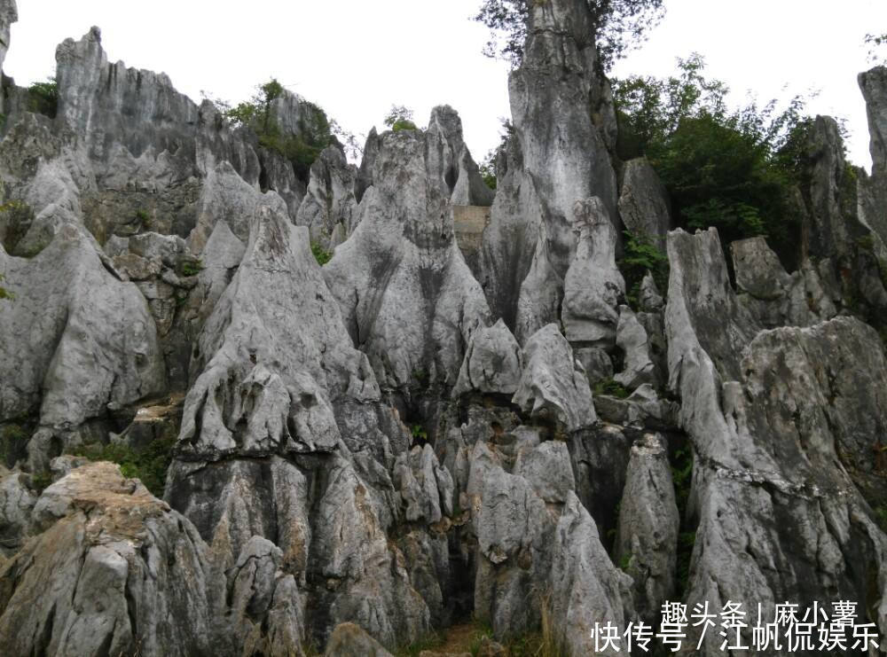 中国有座灵验的爱情山，两座石头形似亲吻非常神奇，别处都见不到