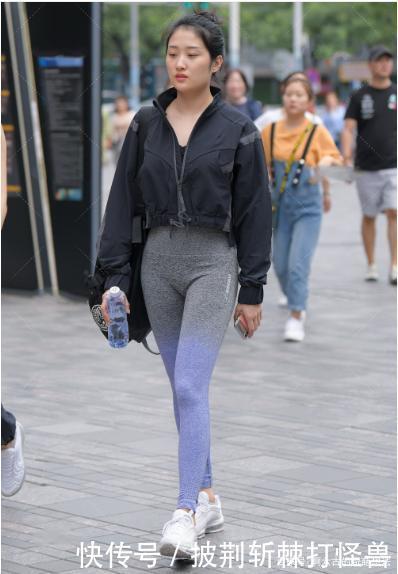 黑色长袖风衣搭配高腰瑜伽裤,修身时尚,大方得体