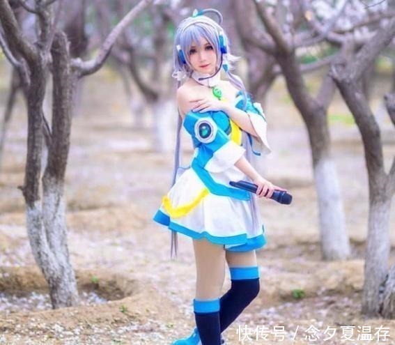 洛天依|中学生Cos洛天依,身材,造型完美还原!网友次元壁被吃了!