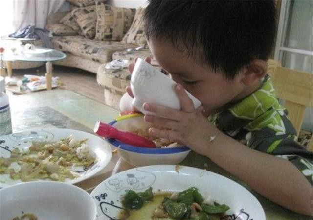 成人饭|宝宝多大能吃成人饭医生超过这个年龄最好,许多家长都错了
