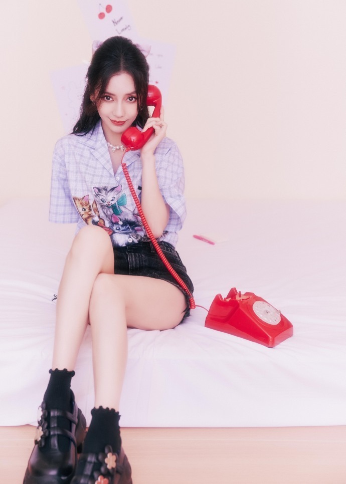 上衣|Angelababy当妈了少女感更强了,娃娃领上衣配小黑裤,俏皮又减龄