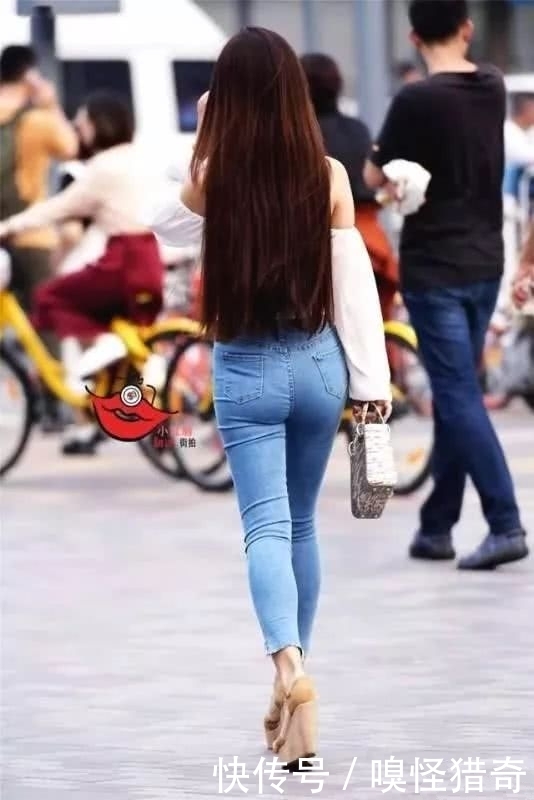 真的|街拍美女:紧身牛仔裤,高挑漂亮的小姐姐,真的太可爱了