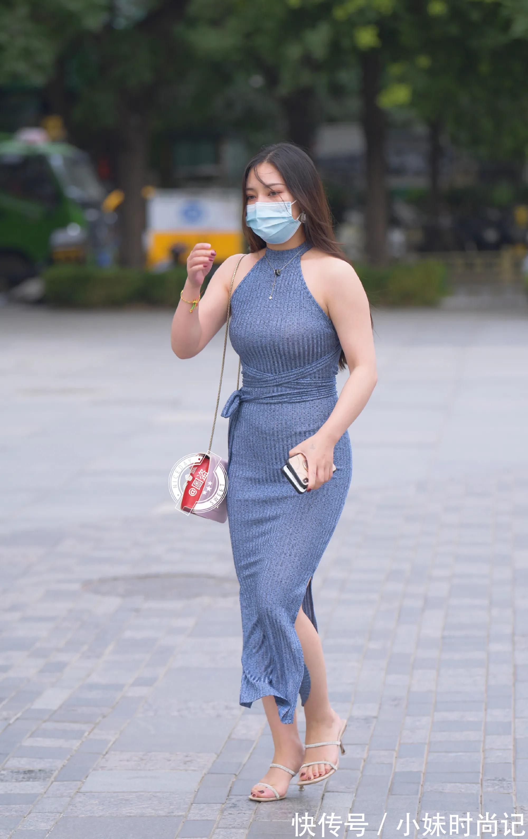修身裙|街拍:蓝色修身裙彰显小姐姐好身材