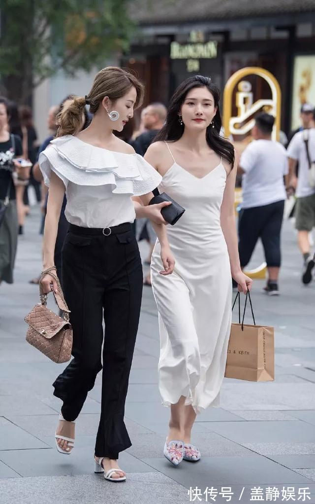 高跟鞋 美女一双绑带的高跟凉鞋，让她走路的姿态也显得优雅，时尚靓丽