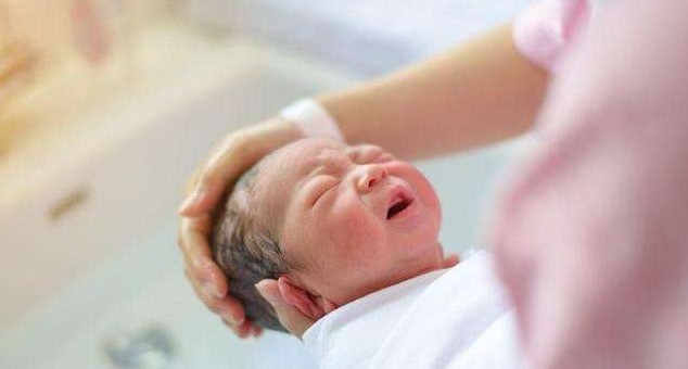 妈妈|新生儿刚出生就“开挂”,心疼妈妈要抱抱,难道孟婆汤不纯了吗?