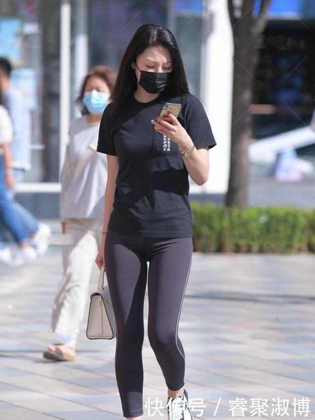 短袖|打底裤配合黑色短袖,上身很有时尚感,凸显满满的女人味