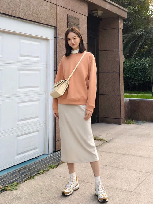 卫衣下面一定不要穿裤子，今年流行这样穿，时髦显高很适合小个子