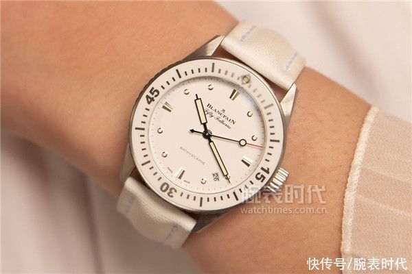 欧米茄|女人就应该戴白色潜水表，9款白色潜水腕表盘点