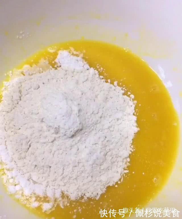 家庭版的自制蛋糕出锅了，邻居孩子吃了三块都不够