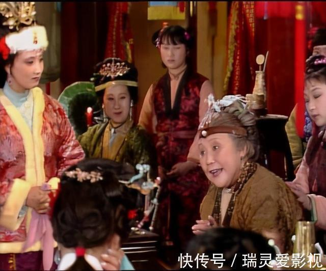 抄检大观园&《红楼梦》贾家的没落：贾母吃饭，锅里再也舀不出一碗红稻米饭